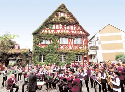 Das Platzkonzert des Musikvereins Ersingen zieht mehrere Hundert Zuschauer in seinen Bann. Der Dorfplatz und seine Umgebung bieten dabei eine herrliche Kulisse.
