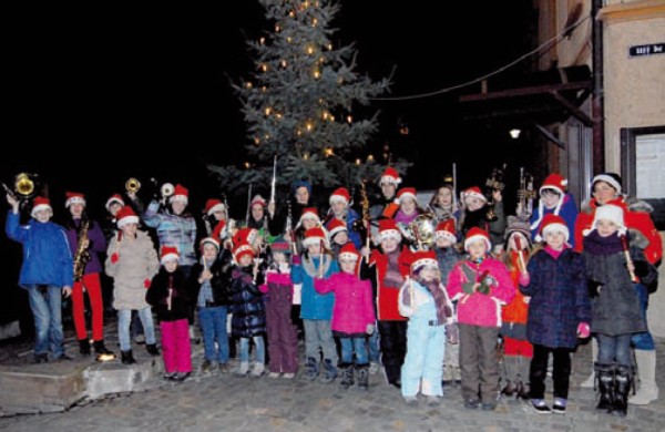 Mit Flöten, Querflöten, Klarinetten, Saxofonen, Posaunen und Trompeten musizierten über 30 Schüler am Nikolausabend auf dem Ersinger Dorfplatz. Rechts hinten Dirigentin Claudia Vögele.