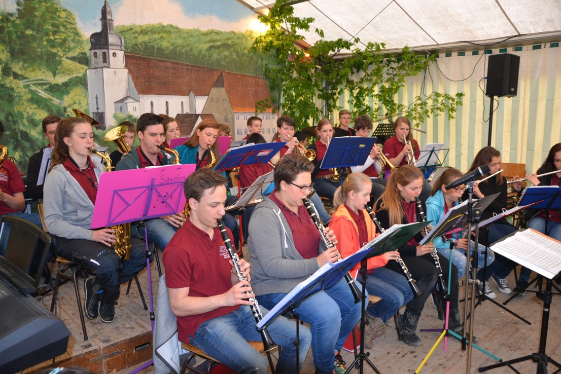 Unser Jugendorchester beim Musizieren am Maifest