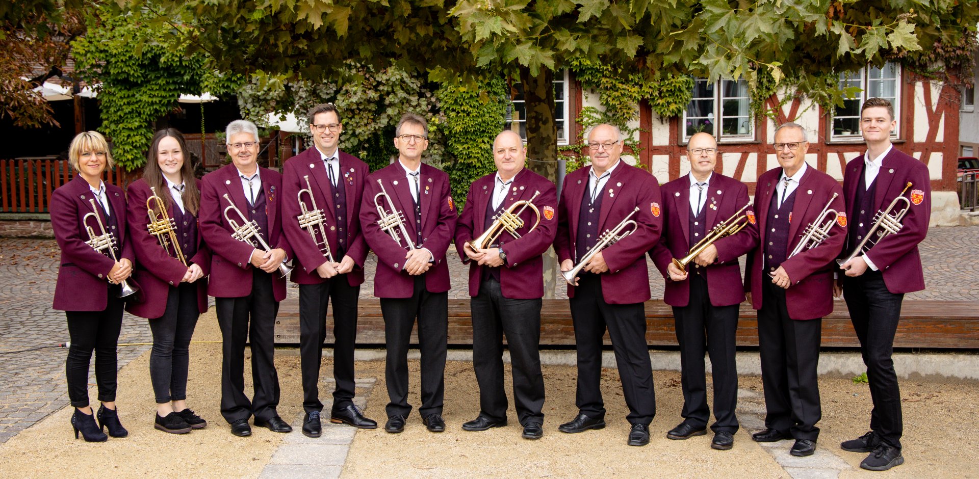 Unsere Trompeten & Flügelhörner (Stand: 09/2022): Lillian Reiling, Monja Bischof, Bernd Konrad, Nicolai Geier, Roland Wanitschek, Hubert Wanitschek, Peter Fränkle, Manfred Kauselmann, Lothar Klittich, Manuel Naß (v.l.n.r.). Es fehlt: Saskia Rapp