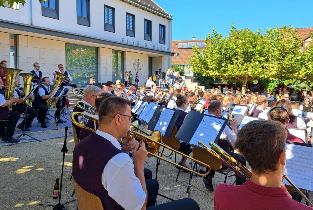 Das große Blasorchester beim Platzkonzert 2023