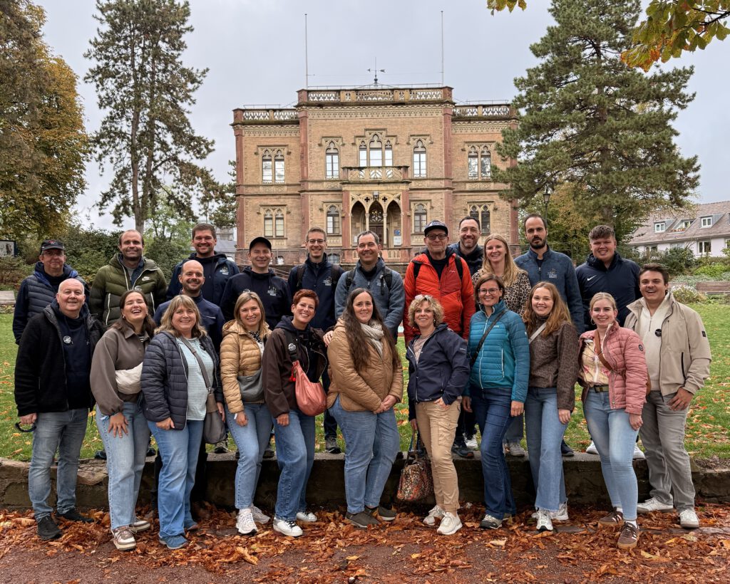 Gruppenfoto der Verwaltung vor dem Colombi-Schlössle